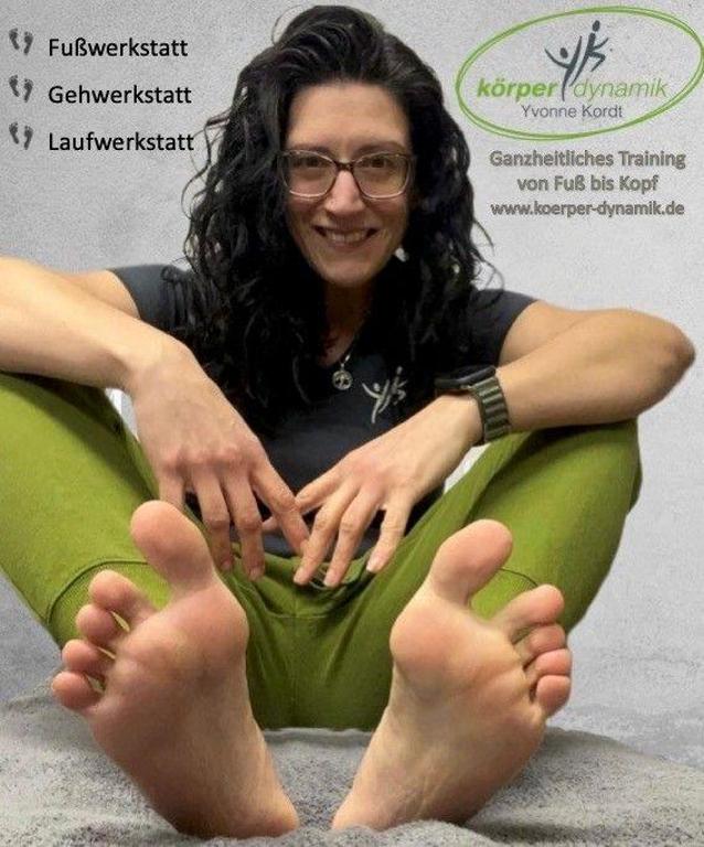 Yvonne Kordt, sitzend, mit den Füßen im Vordergrund